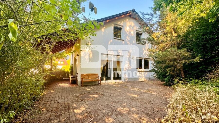 Moderner Wohntraum in ruhiger, naturnaher Sackgassenendlage mit Panoramablick über die Stadt - Rückansicht Terrasse